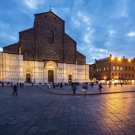 Urbanicooh Guidozagni - Piazza Maggiore View *