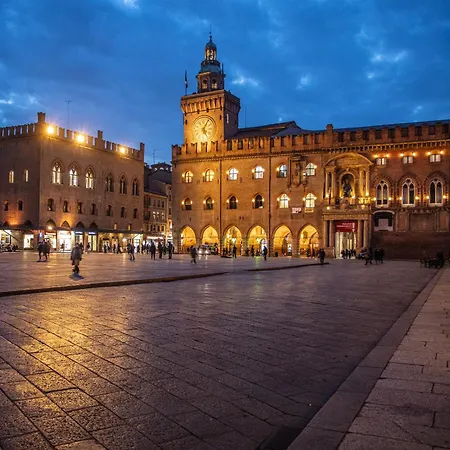 Urbanicooh Guidozagni - Piazza Maggiore View *